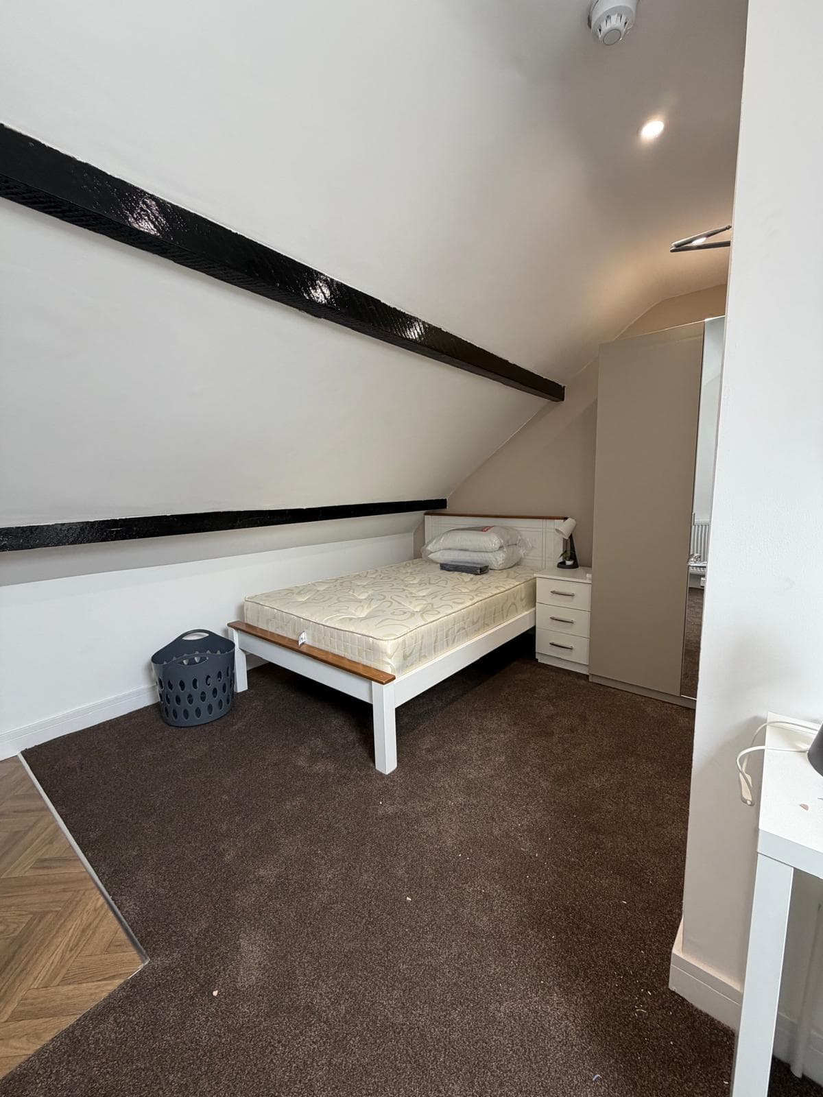 Photo of CLEAN SPACIOUS rooms- 6 bedroom house