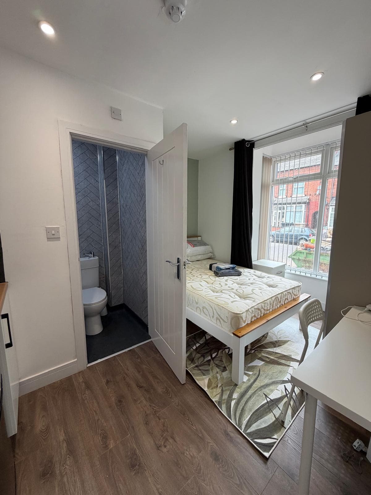 Photo of CLEAN SPACIOUS rooms- 6 bedroom house