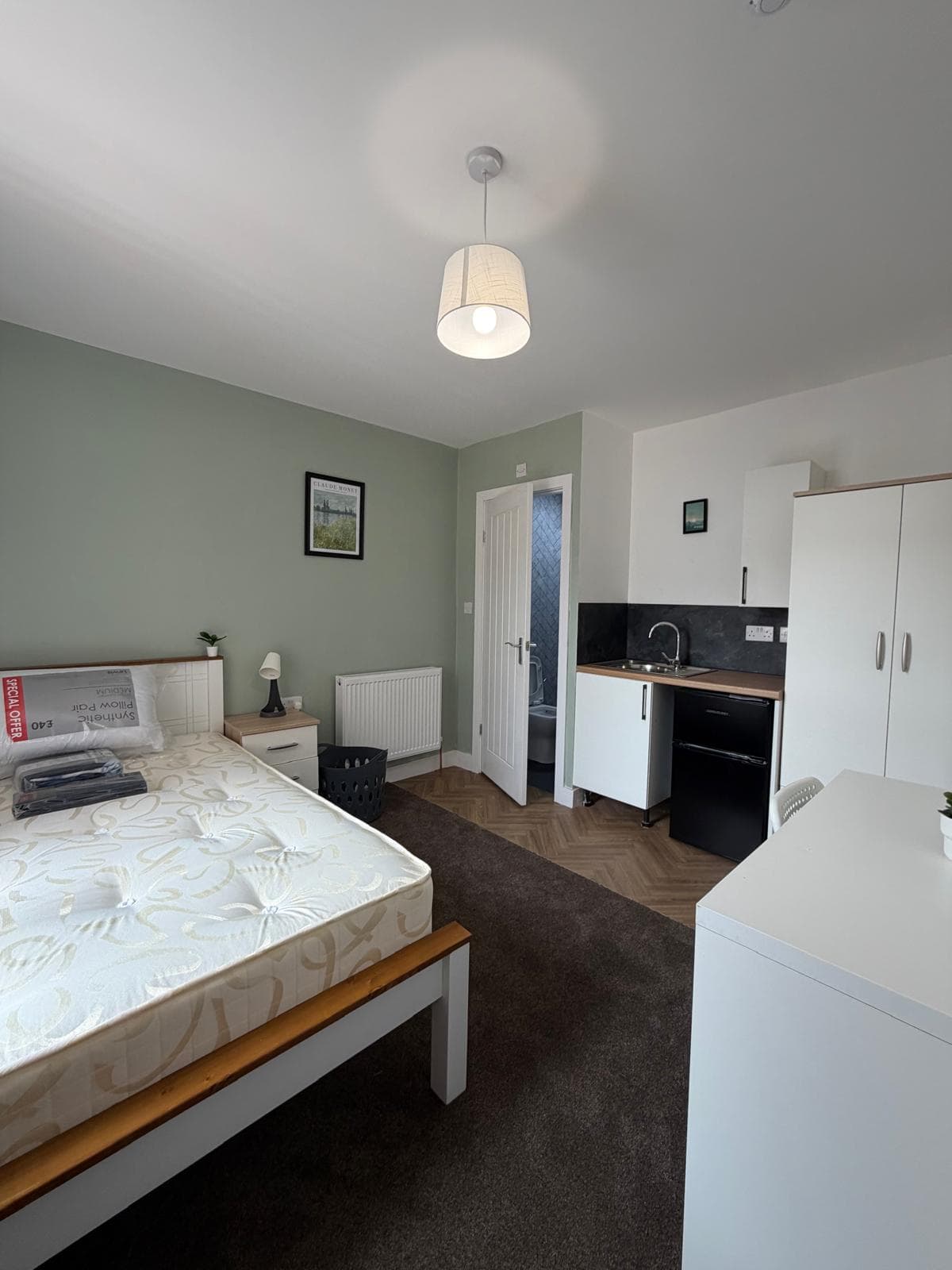 Photo of CLEAN SPACIOUS rooms- 6 bedroom house