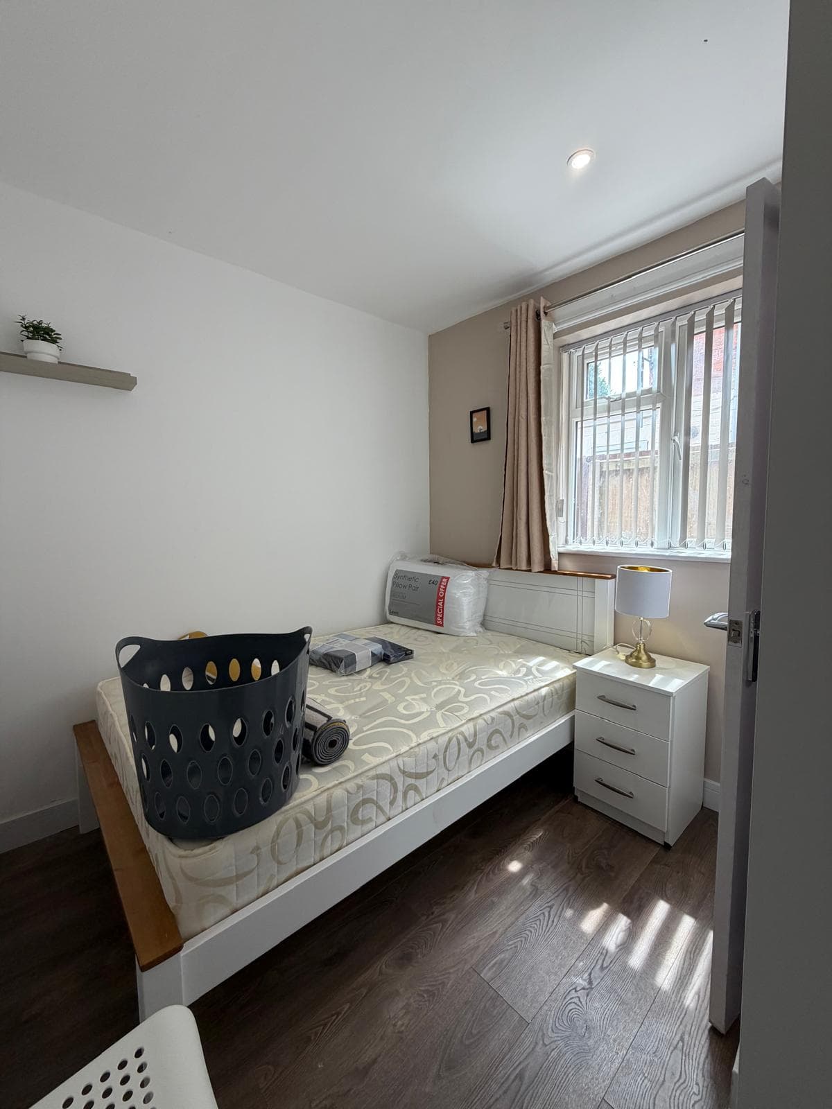 Photo of CLEAN SPACIOUS rooms- 6 bedroom house