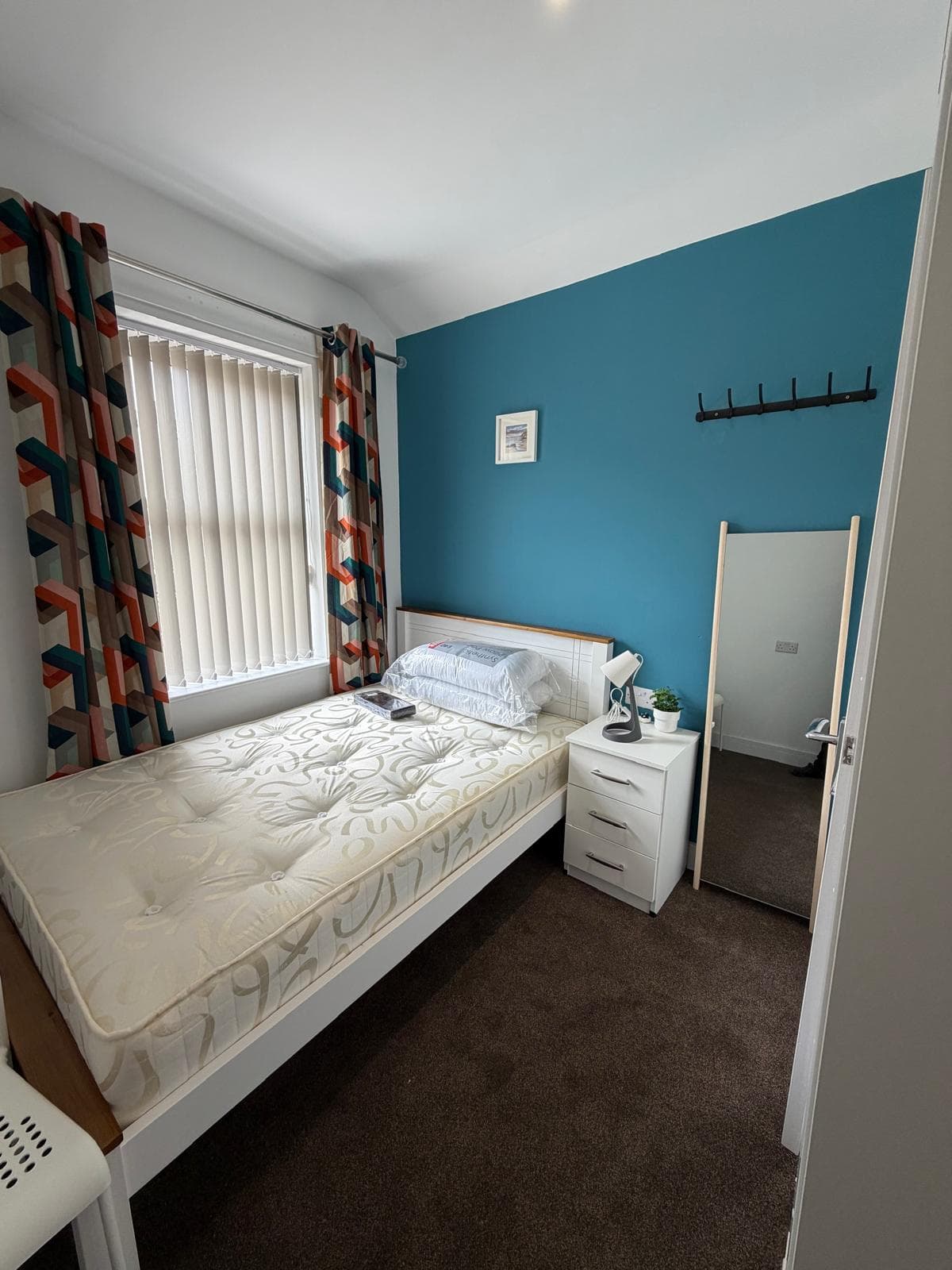 Photo of CLEAN SPACIOUS rooms- 6 bedroom house