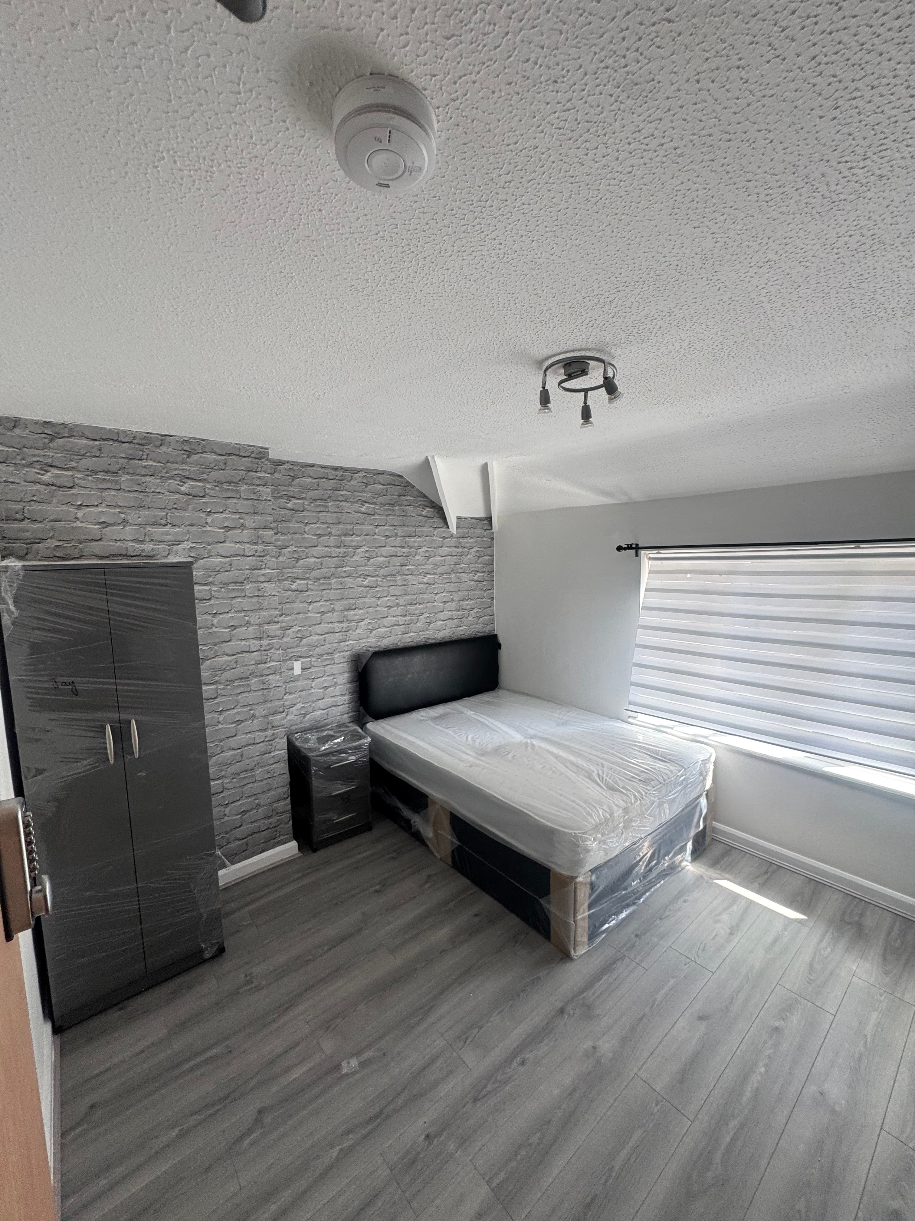1 Large Modern Double Bedroom